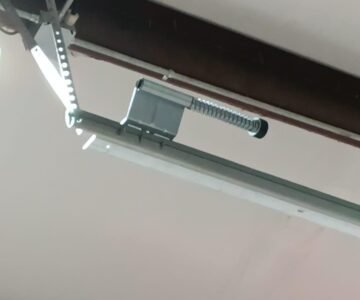 "Top-rated garage door repair experts in 77040 area providing fast and reliable services."